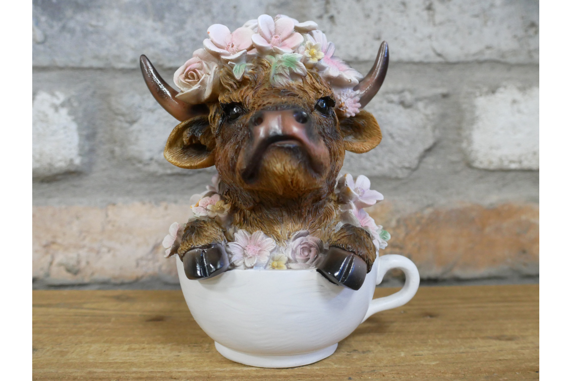 Cute Highland Cow in Teacup Ornament – Floral Resin Calf Figurine Home Decor