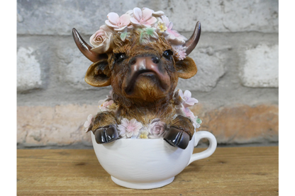 Cute Highland Cow in Teacup Ornament – Floral Resin Calf Figurine Home Decor