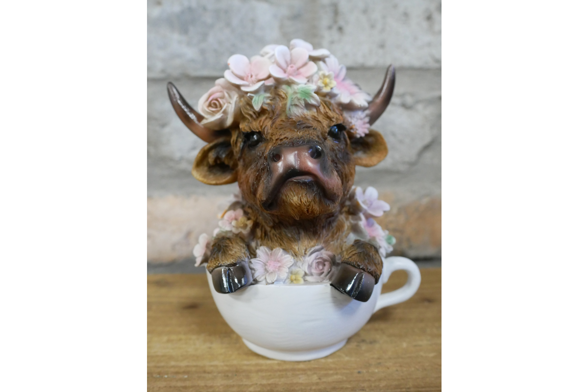 Cute Highland Cow in Teacup Ornament – Floral Resin Calf Figurine Home Decor