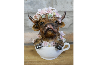 Cute Highland Cow in Teacup Ornament – Floral Resin Calf Figurine Home Decor