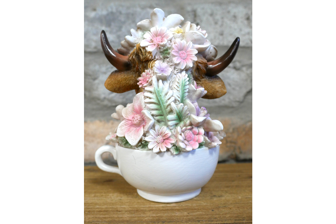 Cute Highland Cow in Teacup Ornament – Floral Resin Calf Figurine Home Decor