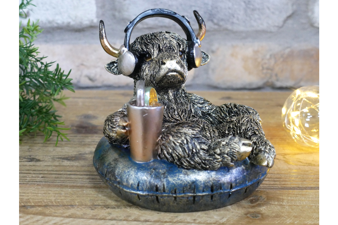 Gamer Highland Cow Resin Ornament Funny Gaming Calf Pool Float Figurine