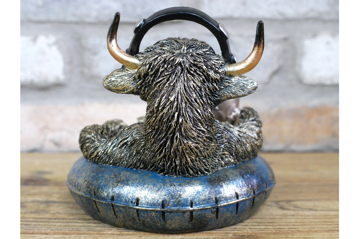 Gamer Highland Cow Resin Ornament Funny Gaming Calf Pool Float Figurine