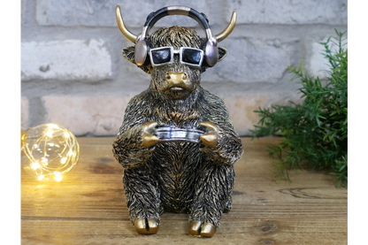 Gamer Highland Cow Resin Ornament Funny Gaming Calf Controller Figurine