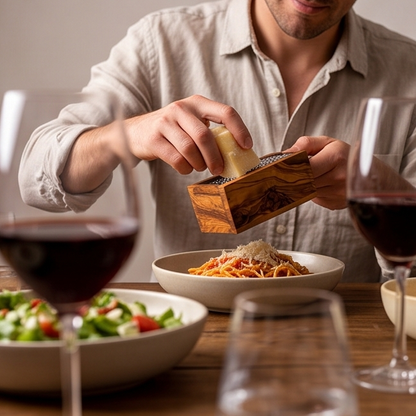 Boîte à râpe à fromage en bois d'olivier faite à la main - Râpe à parmesan manuelle avec réceptacle