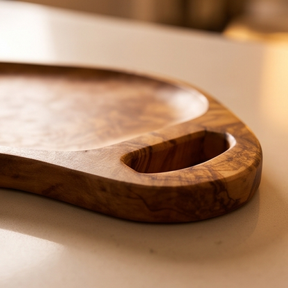 Plateau de service artisanal irrégulier en bois d'olivier avec poignées | Plat à bord brut