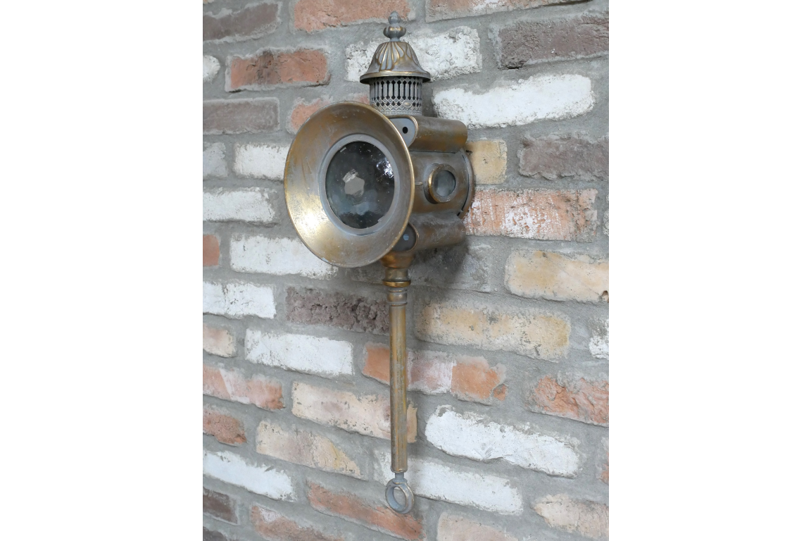 Traditional Style Wall Lantern