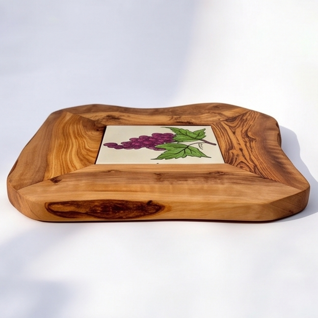 Petit plateau de service rustique en bois d'olivier et céramique pour restaurant
